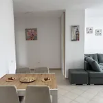 Large Modern With Balcony & Sea View * ドゥラス