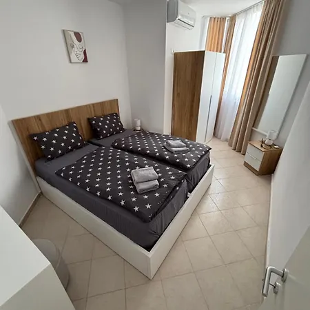 Large Modern With Balcony & Sea View Апартаменты
