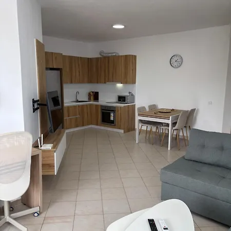 Large Modern With Balcony & Sea View Апартаменты *
