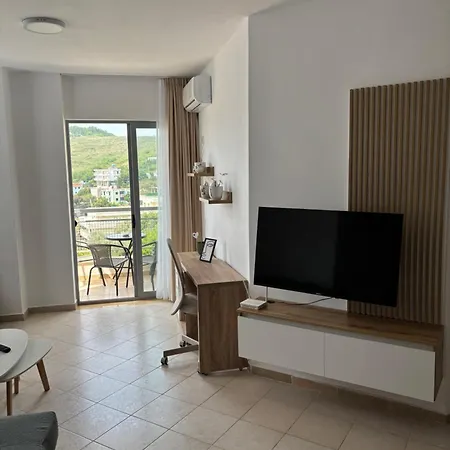 Large Modern With Balcony & Sea View Апартаменты