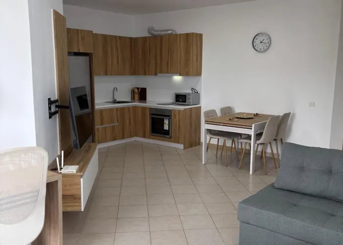 Large Modern With Balcony & Sea View Apartment *