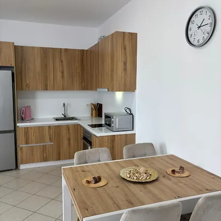 Apartment Large Modern With Balcony & Sea View